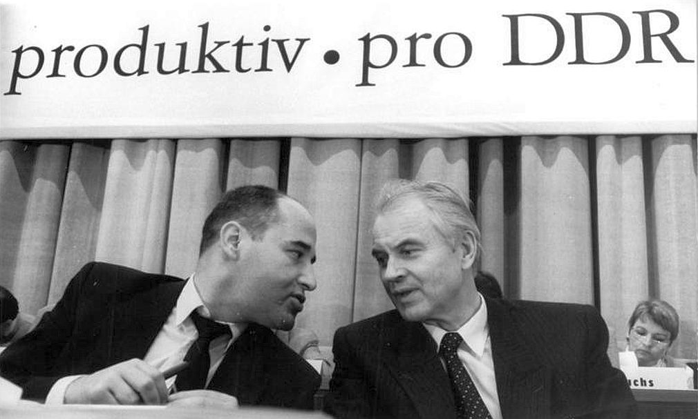 „Produktiv pro DDR“ – Linken-Politiker Gregor Gysi und Hans Modrow beim Parteitag der PDS im Februar 1990