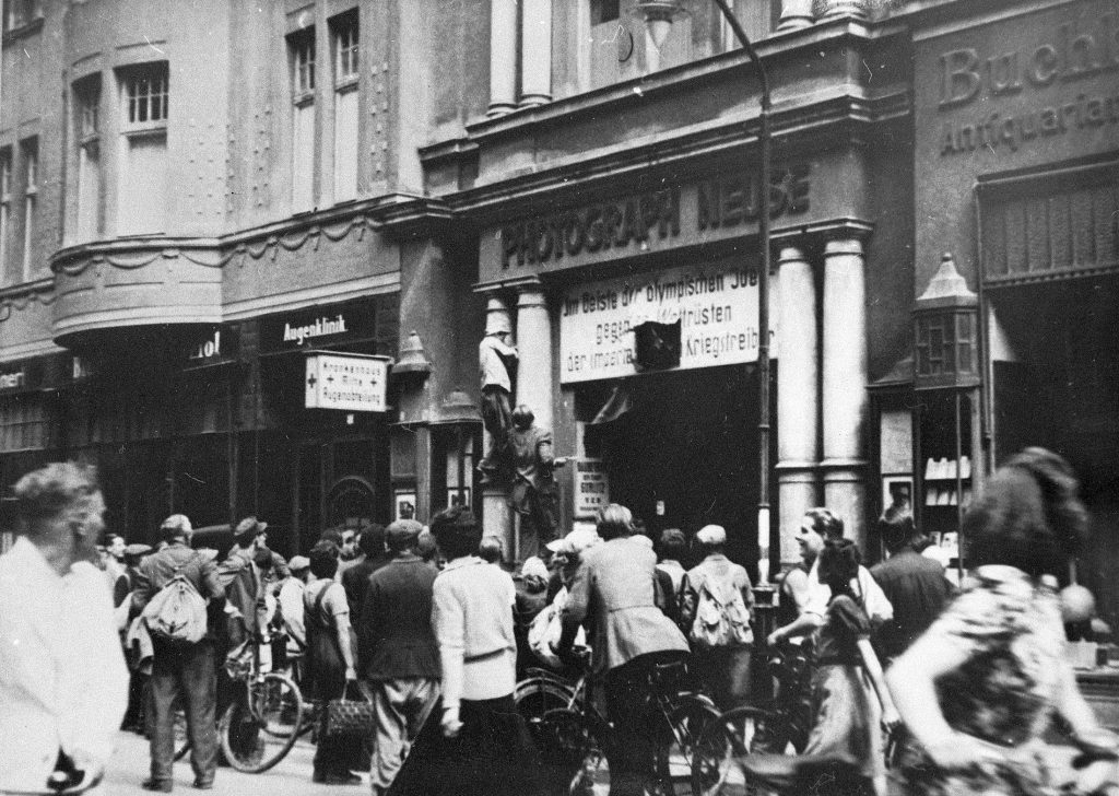 Am 17. Juni 1953 demonstrieren in der Görlitzer Innenstadt Zehntausende Menschen gegen die SED-Herrschaft. Demonstranten entfernen, wie hier, überall die Propagandaparolen am Straßenrand.