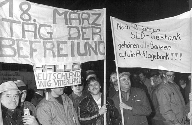 Montagsdemonstration in Leipzig: Nach Friedensgebeten in mehreren Kirchen versammelten sich am 29. Januar 1990 erneut rund 100.000 Menschen auf dem Karl-Marx-Platz (heute: Augustusplatz).