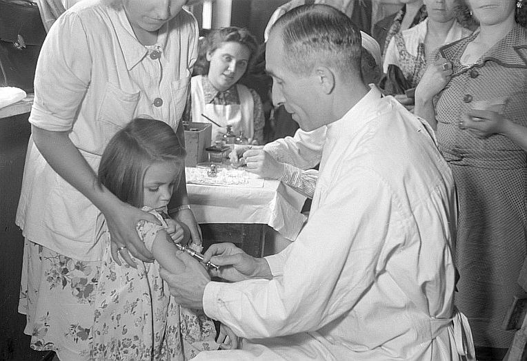 Das Foto des Fotografen Abraham Pisarek zeigt die Impfung eines Kindes 1945 in der SBZ.