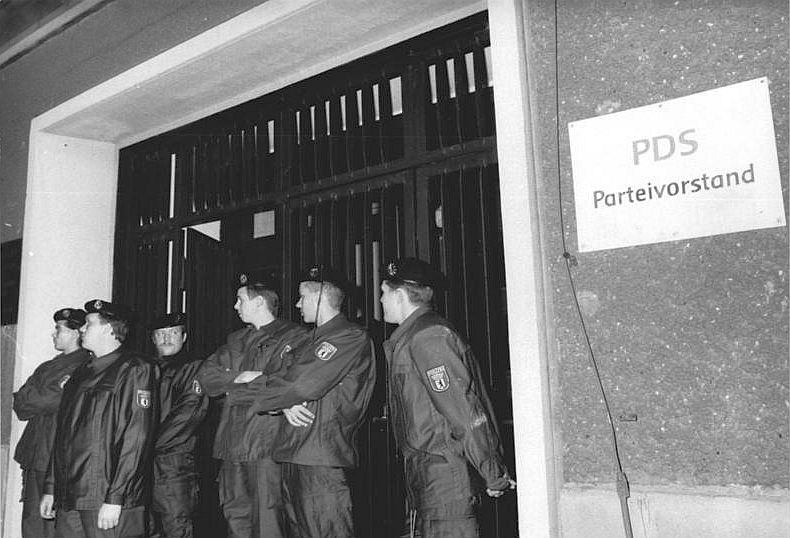 Über 50 Hausdurchsuchungen - Razzia der Polizei in der PDS-Zentrale in Berlin am 19. Oktober 1990