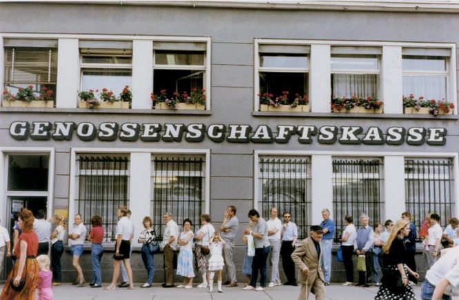 DDR-Bürger warten in Gera vor einer Bank am Tag der Währungsumstellung