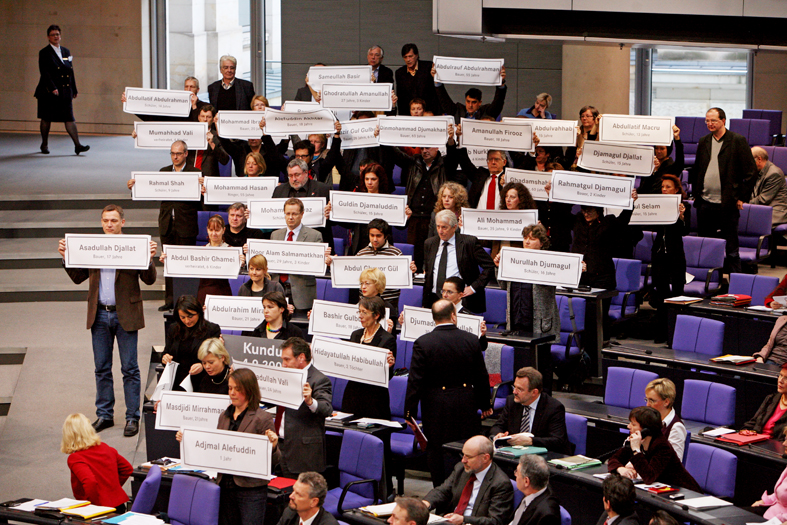 Protestaktion der Linksfraktion im Bundestag gegen den Militäreinsatz in Afghanistan