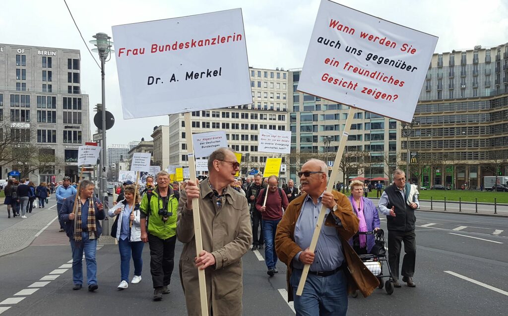 SED-Opfer protestieren gegen die Politik von Angela Merkel